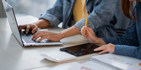 employees-working-together-side-view